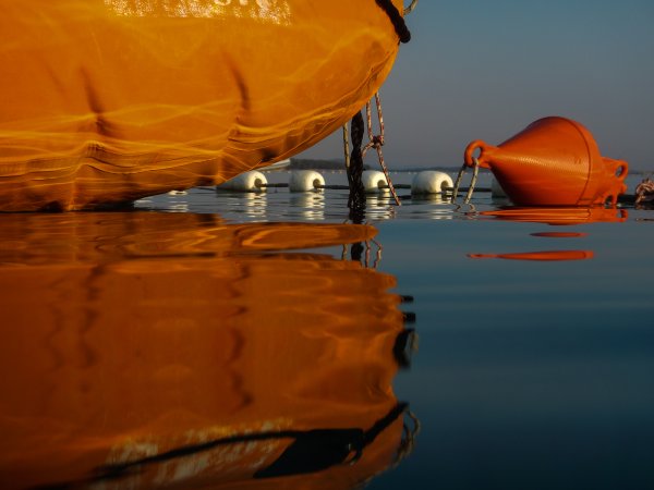 Буйки на море