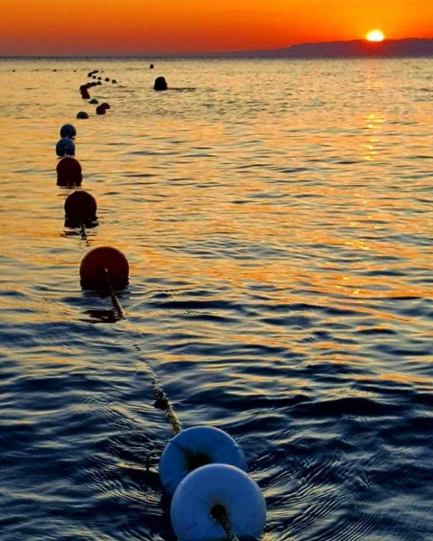 Буйки на море