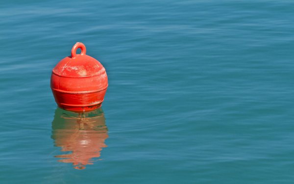 Буйки на море