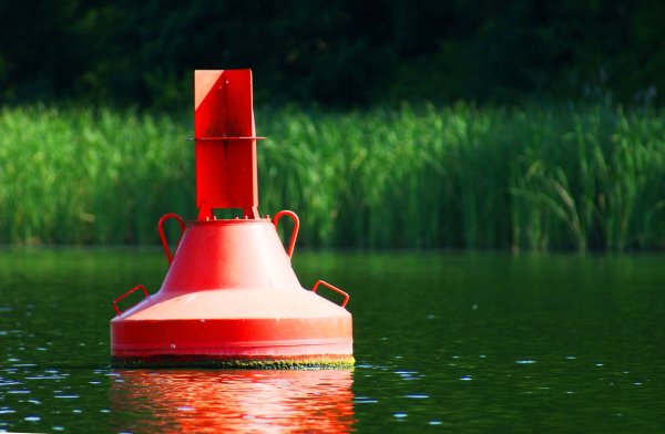 Буйки на воде