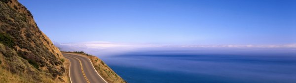 Дорога на фоне гор моря