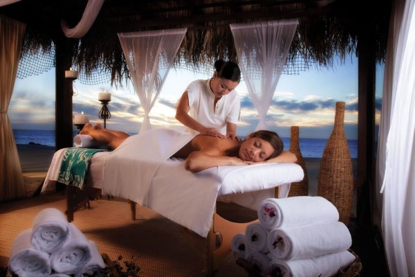 Красивая медитация на берегу океана