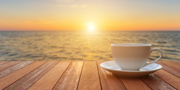 Чашка кофе на берегу моря