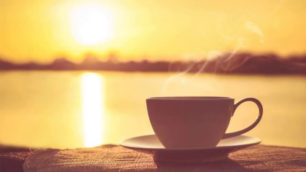 Кофе на берегу моря вечером