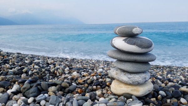 Море галька пляж фото высокого качества