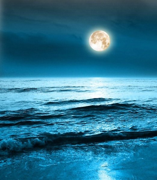 Луна и море