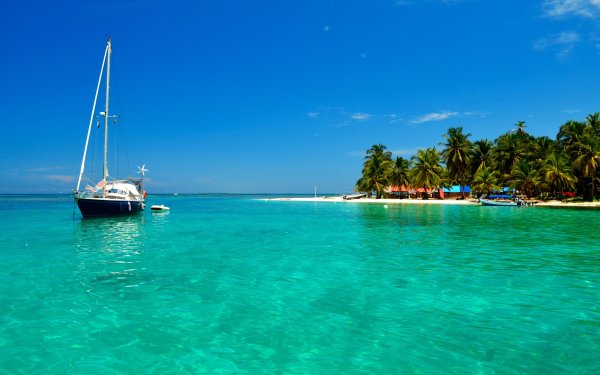 Остров с пальмами и яхтой