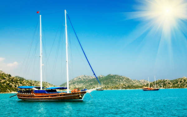 Парусная яхта на море с пляжа