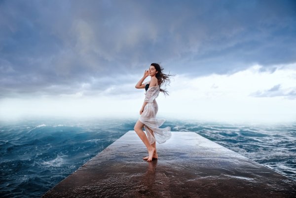 Девушка на ветру