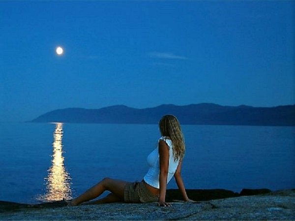 Ночное море и девушки