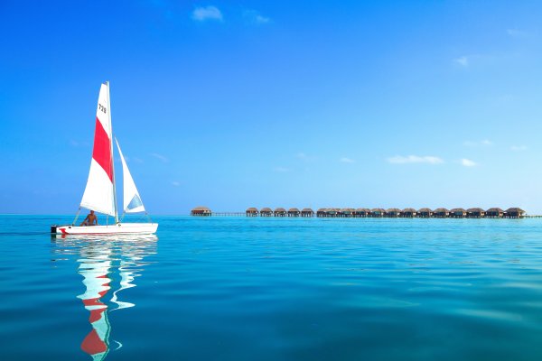 Яхта в море на закате