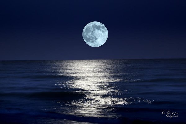 Луна и море