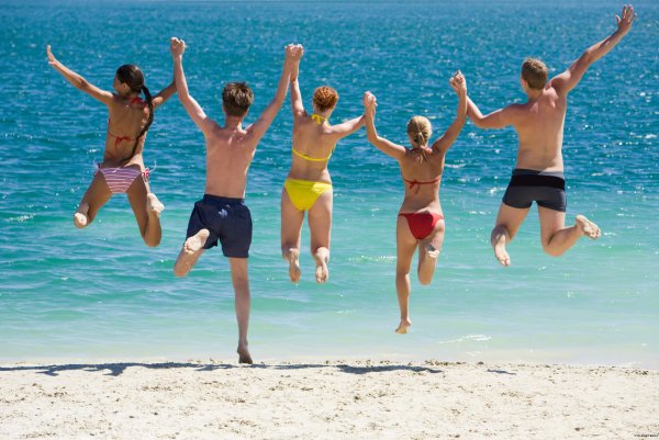 Люди отдыхают на море