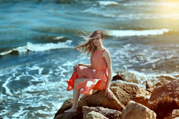 Девушка в одиночестве у моря