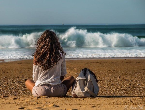 Девушка в шляпе на море