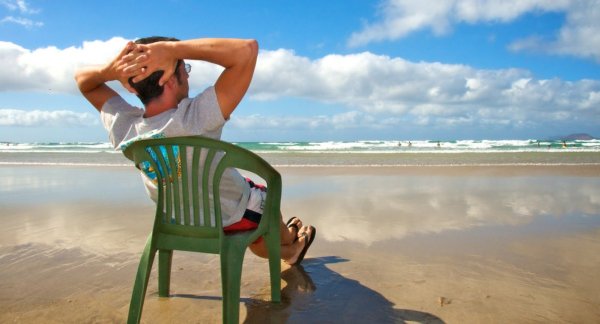 Мужчина на пляже смешно