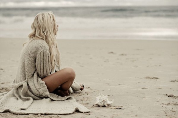 Девушка на море со спины