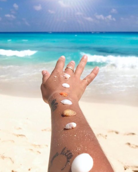 На пляже очки и шлепки