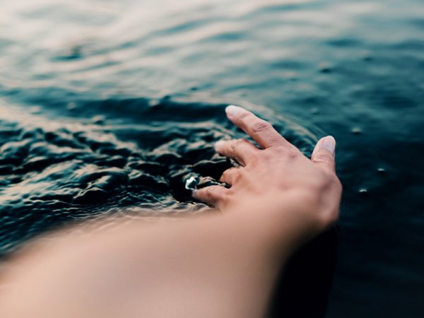 Рука по воде