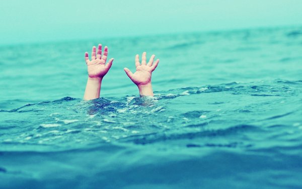 Рука касается воды