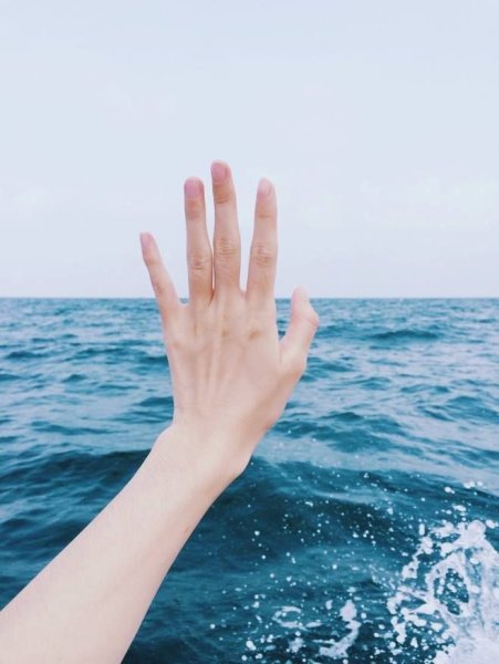 Рука торчит из воды
