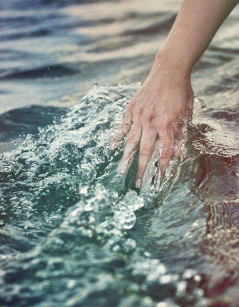 Рука в руке на море