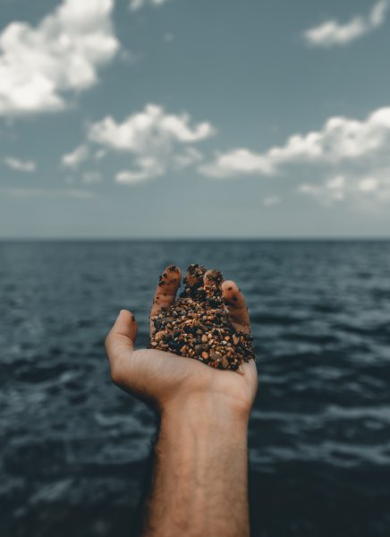 Рука в руке на море