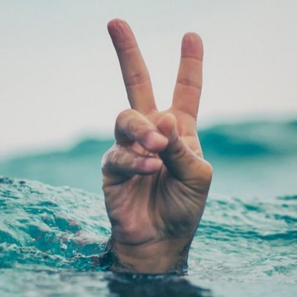 Девушка тонет в воде