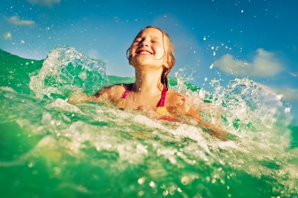 Лето люди купаются