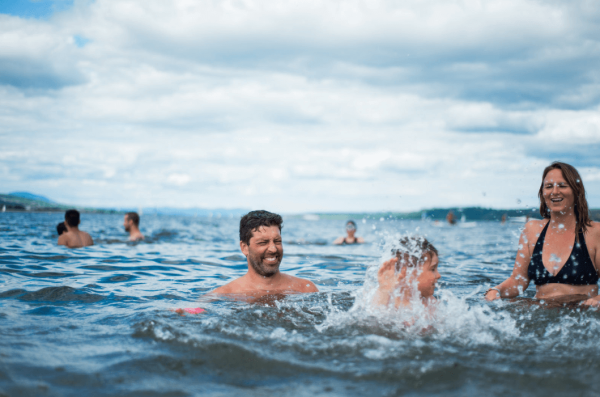 Люди купаются