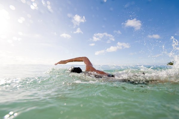 Купаться в море круг