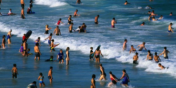 Девушка купается в море