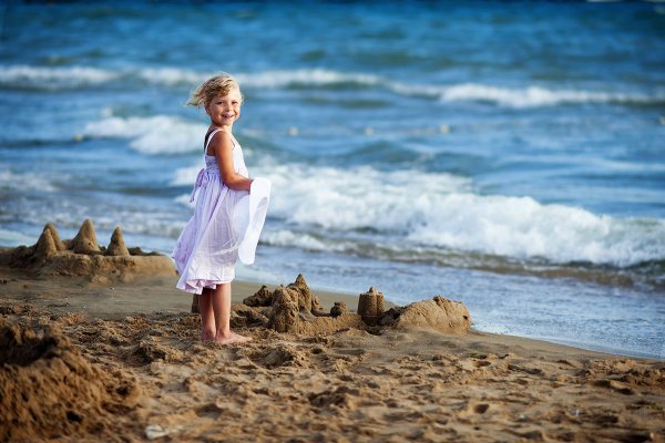 Красивые дети на море