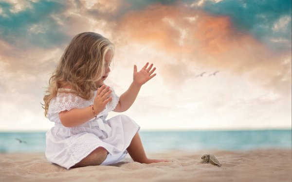 Красивые дети на море