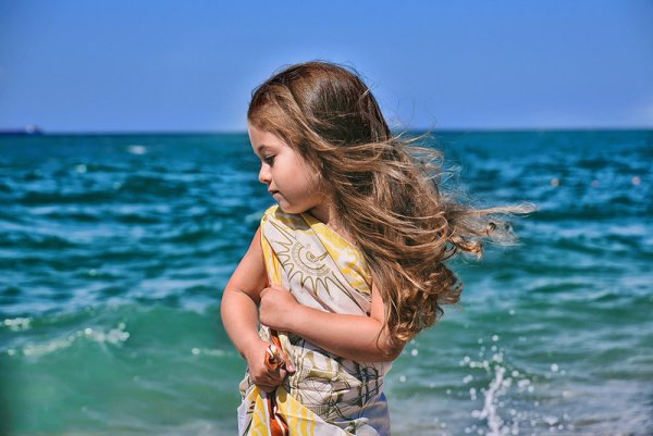 Красивые дети на море