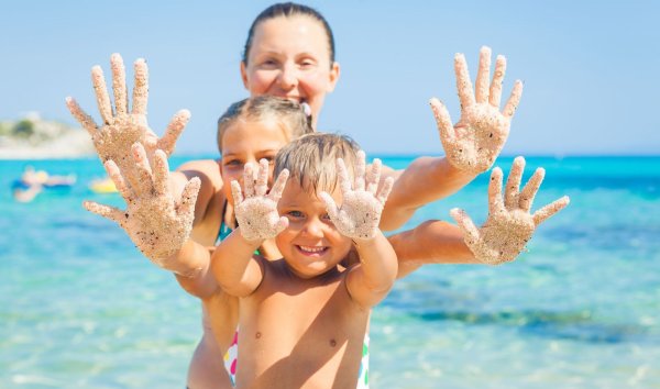 Семья на море