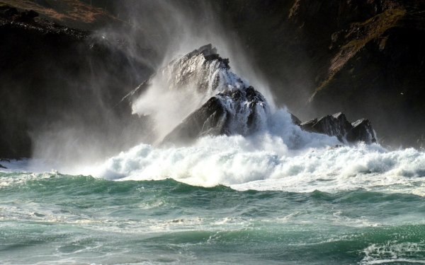 Чёрное море шторм волны скалы