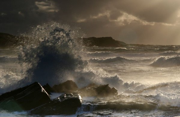 Море скалы шторм