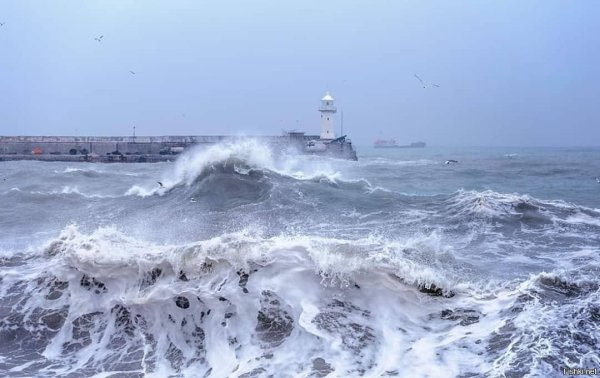 Ялта волны шторм
