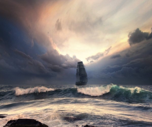 Корабль в бушующем океане