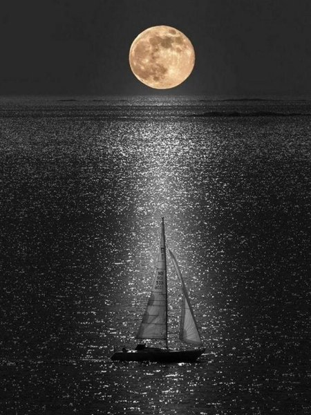 Корабль в ночном море