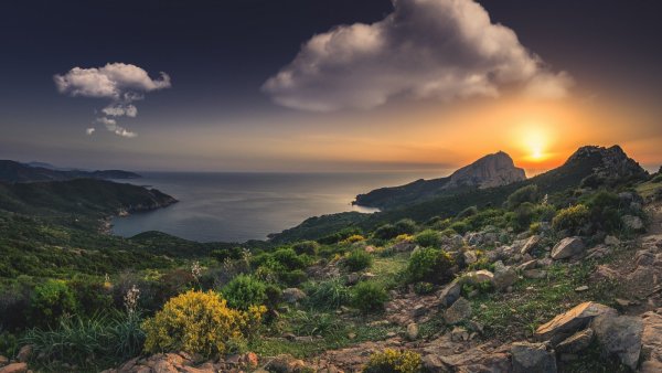 Красивый вид на море и горы