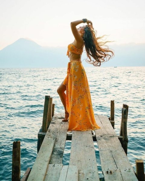 Девушка сидит у моря