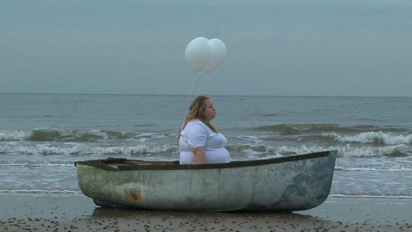 Девушка скучает у моря