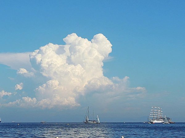 Кучевые облака над морем