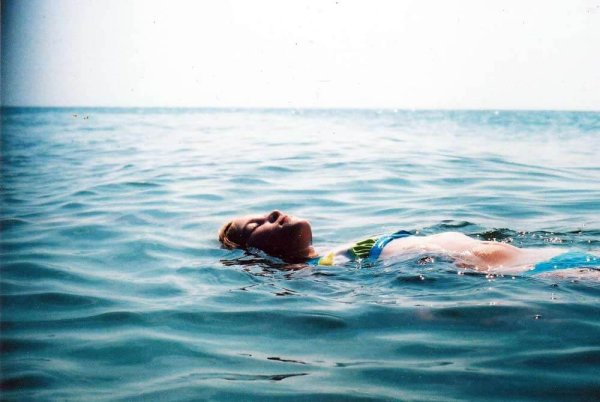 Люди купаются в море