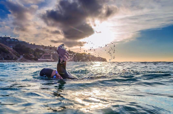 Плавать в море