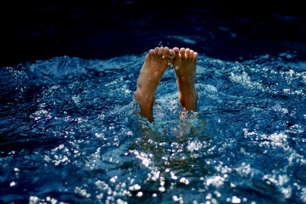 Человек выныривает из воды