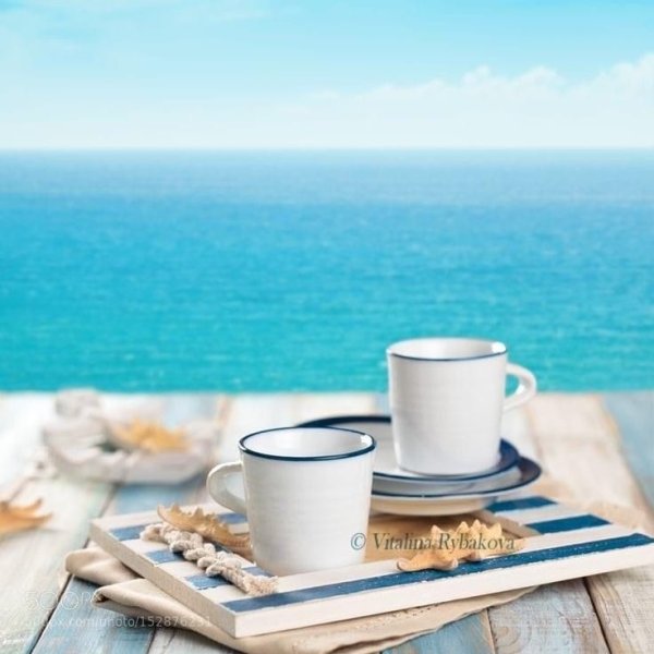 Чашка кофе на берегу океана