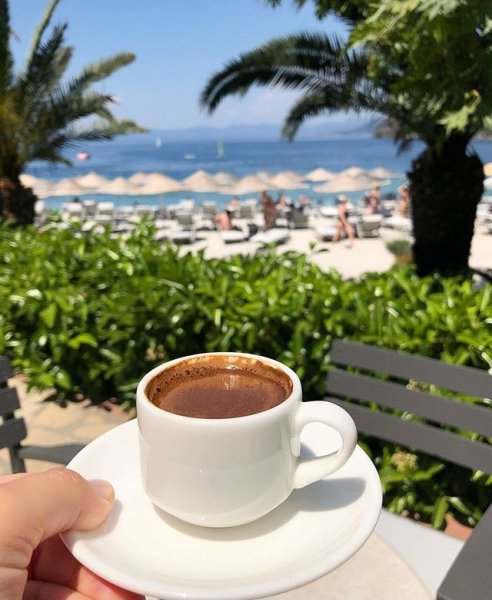 Чашка кофе на берегу моря